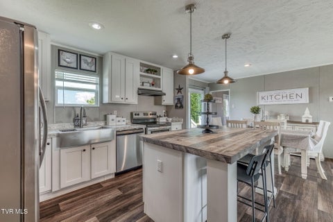 Photo of 109 Lakeview Lane, Johnson City, TN 37615 (MLS # 10001406)