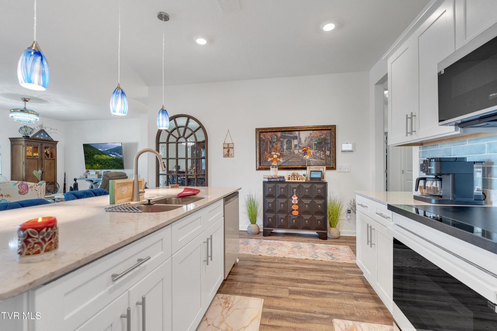 Photo of 1702 Fox Meadows Circle, Bluff City, TN 37618 (MLS # 9987283)