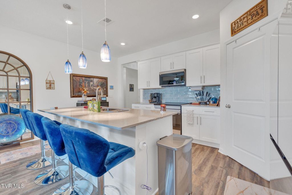 Photo of 1702 Fox Meadows Circle, Bluff City, TN 37618 (MLS # 9987283)