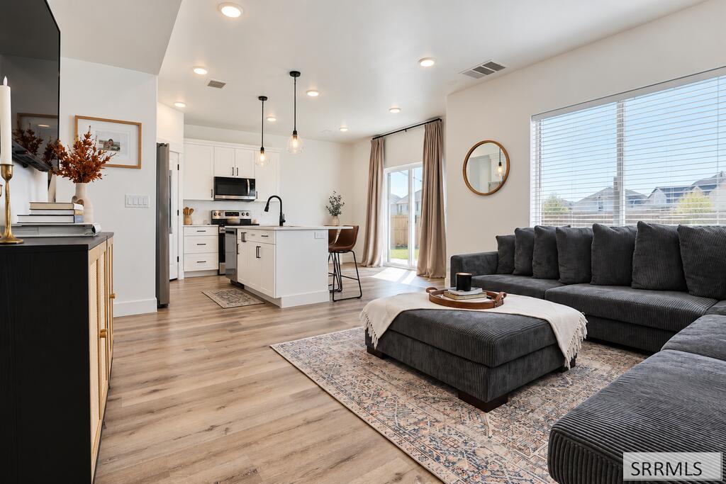 1122 Ashlyn Wy 1