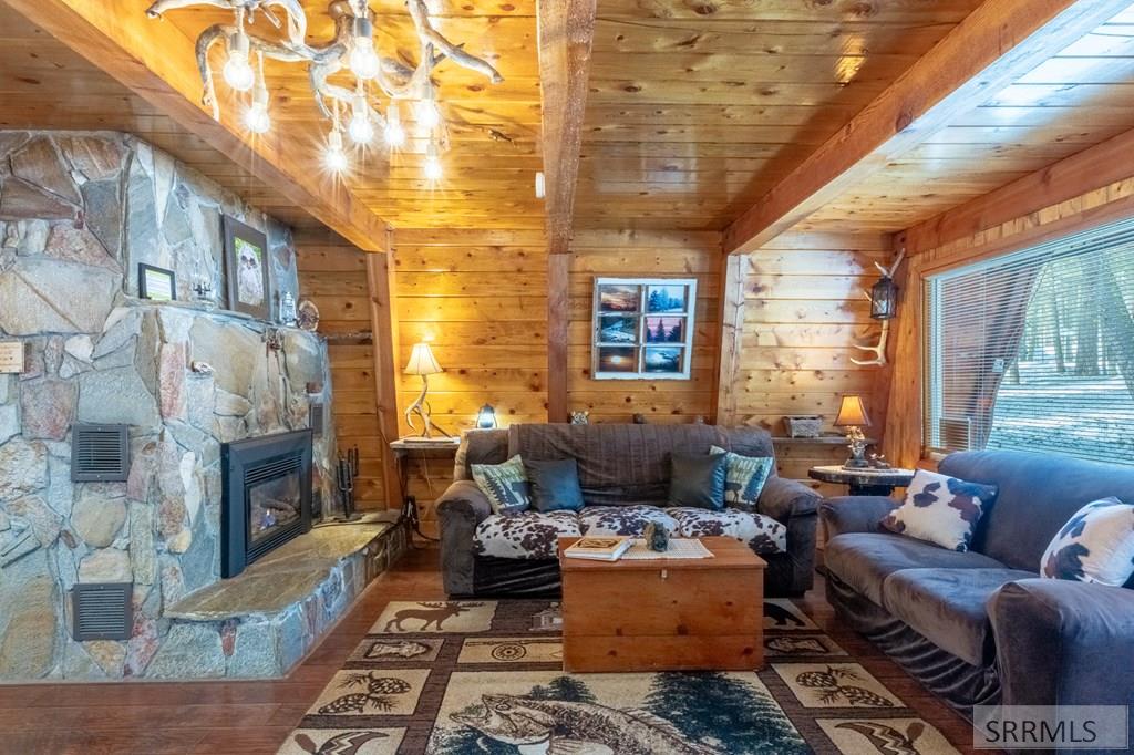 3528 Pine Cone Drive, ISLAND PARK, Idaho image 5