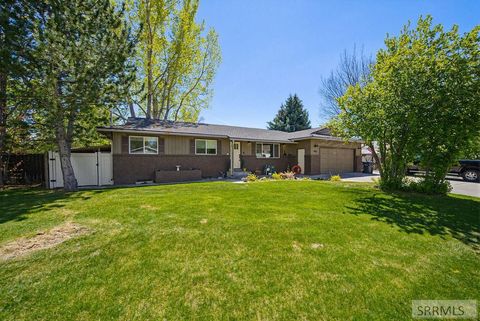 Photo of 1632 Parkwood Street, IDAHO FALLS, ID 83401 (MLS # 2186055)