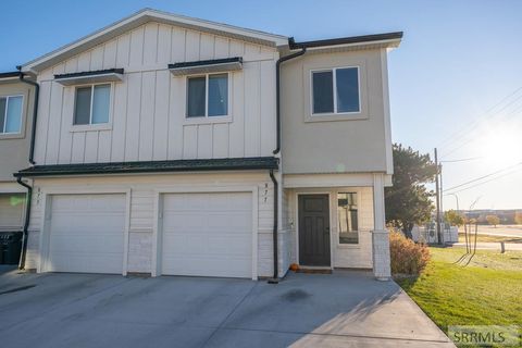 Photo of 877 Golden Bear Lane, IDAHO FALLS, ID 83402 (MLS # 2180358) Photo of 877 Golden Bear Lane, IDAHO FALLS, ID 83402 (MLS # 2180358)