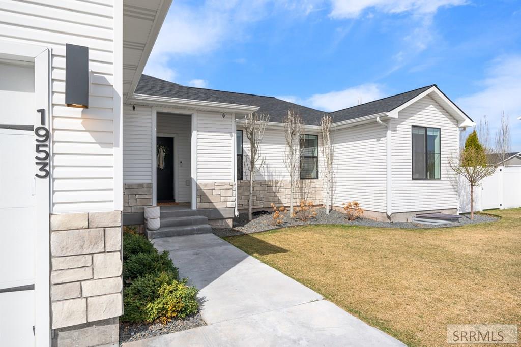 1953 Mesa Canyon Drive