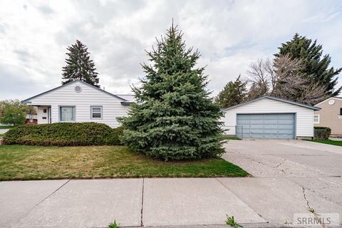 Photo of 810 Cranmer Avenue, IDAHO FALLS, ID 83401 (MLS # 2182254)