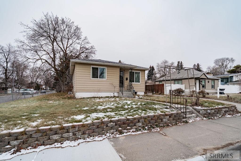 696 Gladstone Street