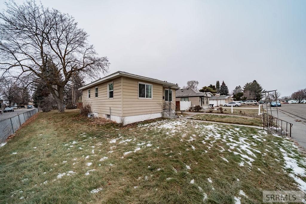 696 Gladstone Street