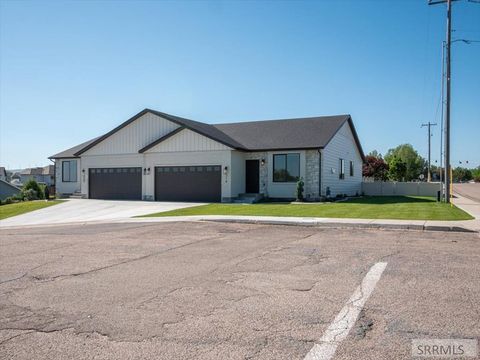 Photo of 318 Lakeview Blvd, AMERICAN FALLS, ID 83211 (MLS # 2176352)