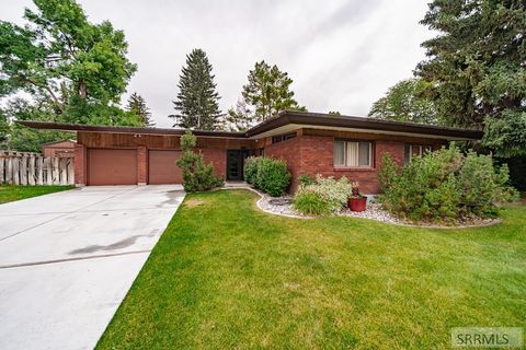 Photo of 195 S Lloyd Circle, IDAHO FALLS, ID 83401 (MLS # 2185422)