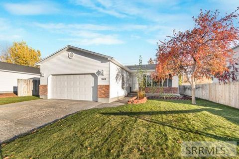 Photo of 940 Clarence Drive, IDAHO FALLS, ID 83402 (MLS # 2179996) Photo of 940 Clarence Drive, IDAHO FALLS, ID 83402 (MLS # 2179996)