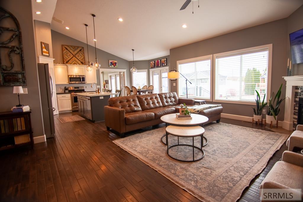 1080 RED ROBIN AVENUE