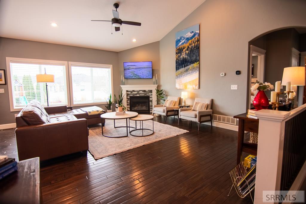 1080 RED ROBIN AVENUE