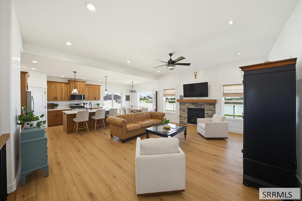 902 Jack Ln
