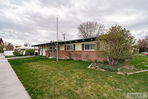Photo of 819 Raymond Drive, IDAHO FALLS, ID 83402 (MLS # 2185573)