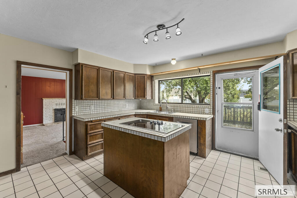 4011 49th S