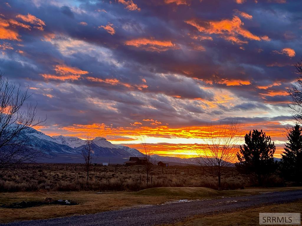 6000 Bartlett Point Road, MACKAY, Idaho image 2