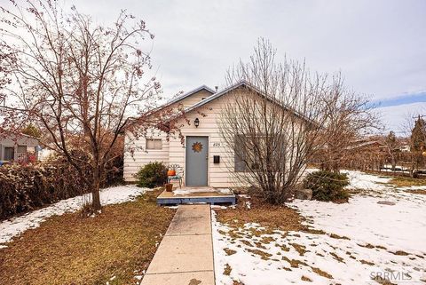 Photo of 825 N 11th Ave, POCATELLO, ID 83201 (MLS # 2181866)