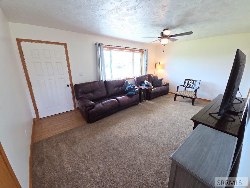 1518 790 East