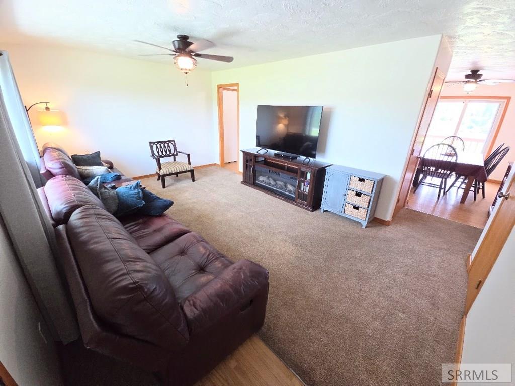 1518 790 East