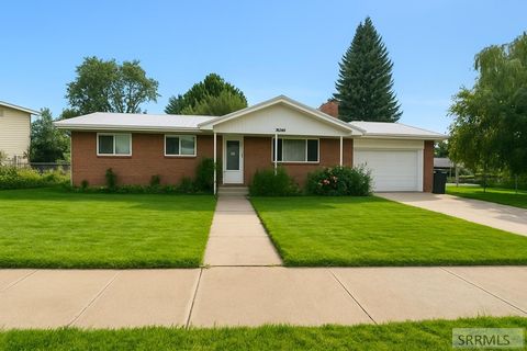 Photo of 862 Raymond Drive, IDAHO FALLS, ID 83402 (MLS # 2179934)