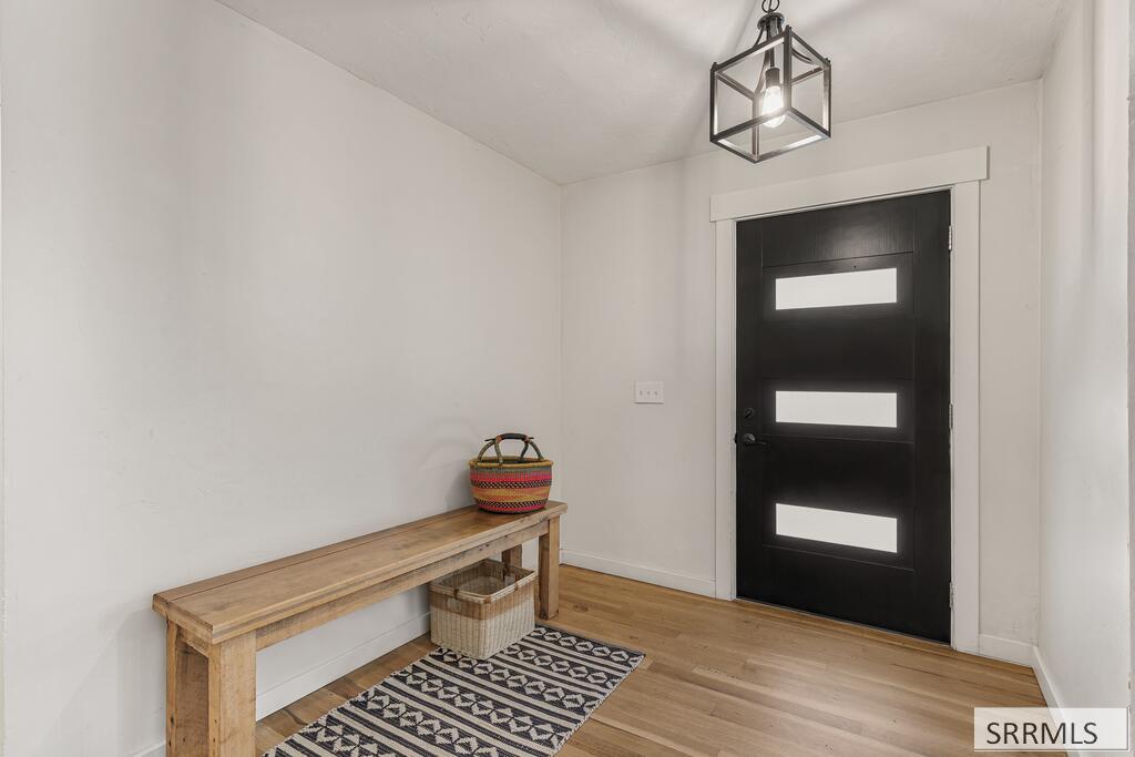 939 45th E