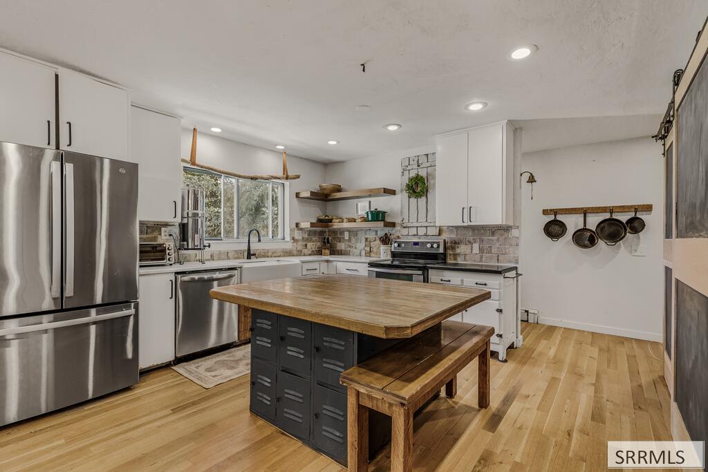 939 45th E