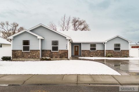 Photo of 399 Adams Street, CHUBBUCK, ID 83202 (MLS # 2181998)