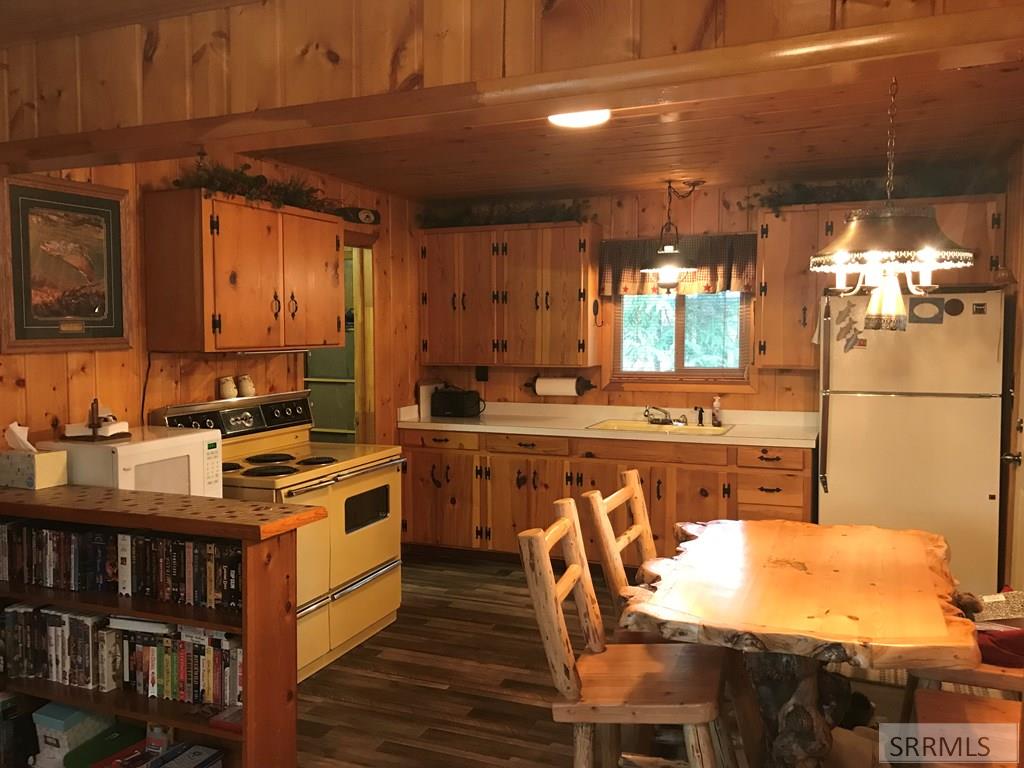 4205 Holden Loop Road, ISLAND PARK, Idaho image 2
