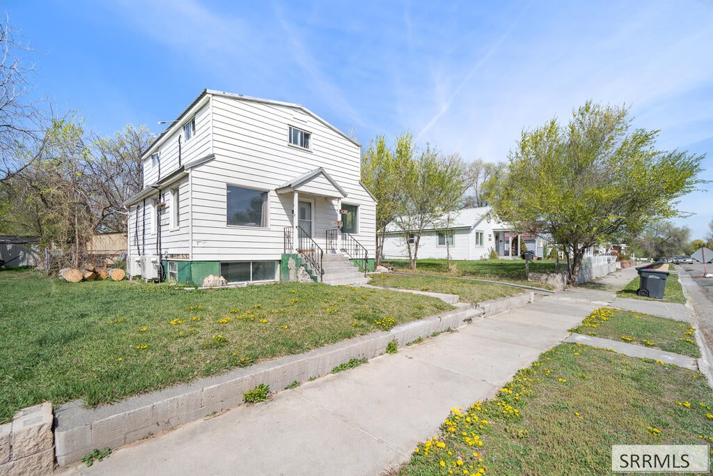 915 Ada Avenue