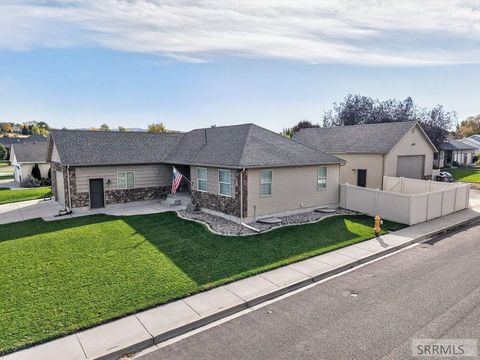 Photo of 501 Martha Avenue, CHUBBUCK, ID 83202 (MLS # 2180211)