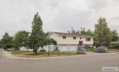 Photo of 1615 Parkwood Street, IDAHO FALLS, ID 83401 (MLS # 2180740)