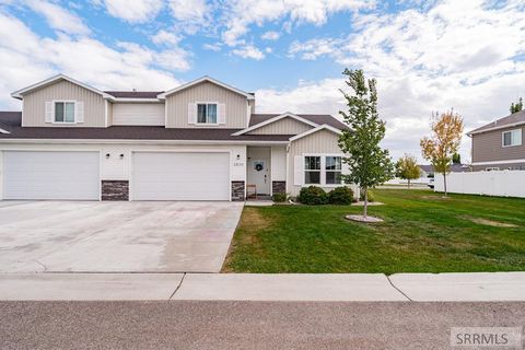 Photo of 2835 Elmwood St, IDAHO FALLS, ID 83402 (MLS # 2180073) Photo of 2835 Elmwood St, IDAHO FALLS, ID 83402 (MLS # 2180073)