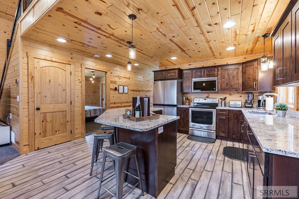 4060 Steelhead Drive, ISLAND PARK, Idaho image 11