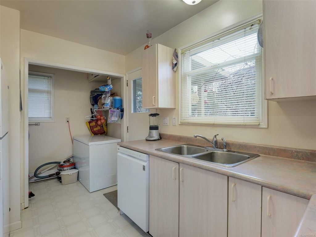 listing image 16044329433559736942