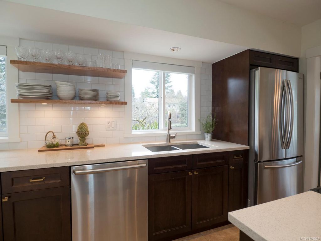 listing image 16048631661903894839