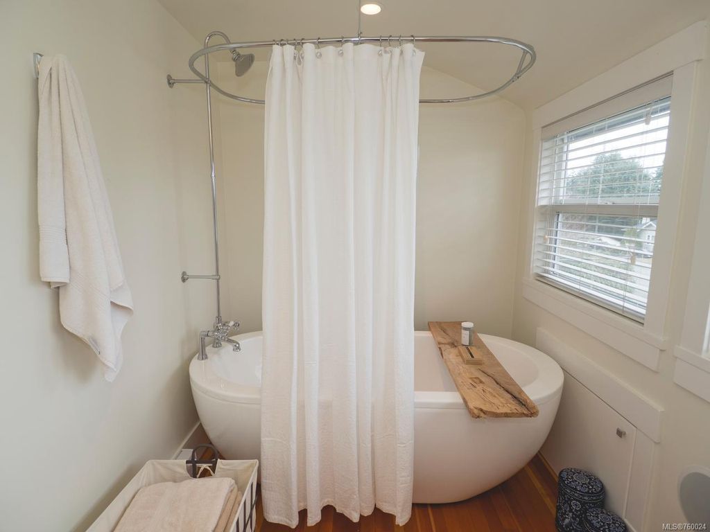 listing image 16042882337075702397