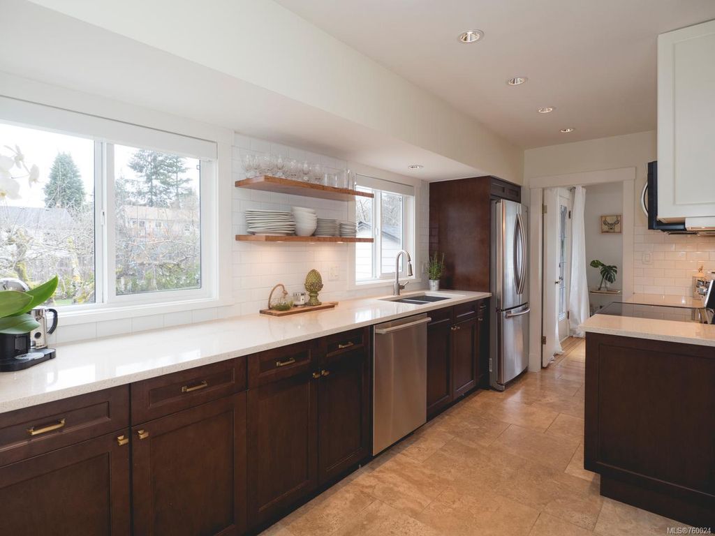 listing image 16040659122584514389