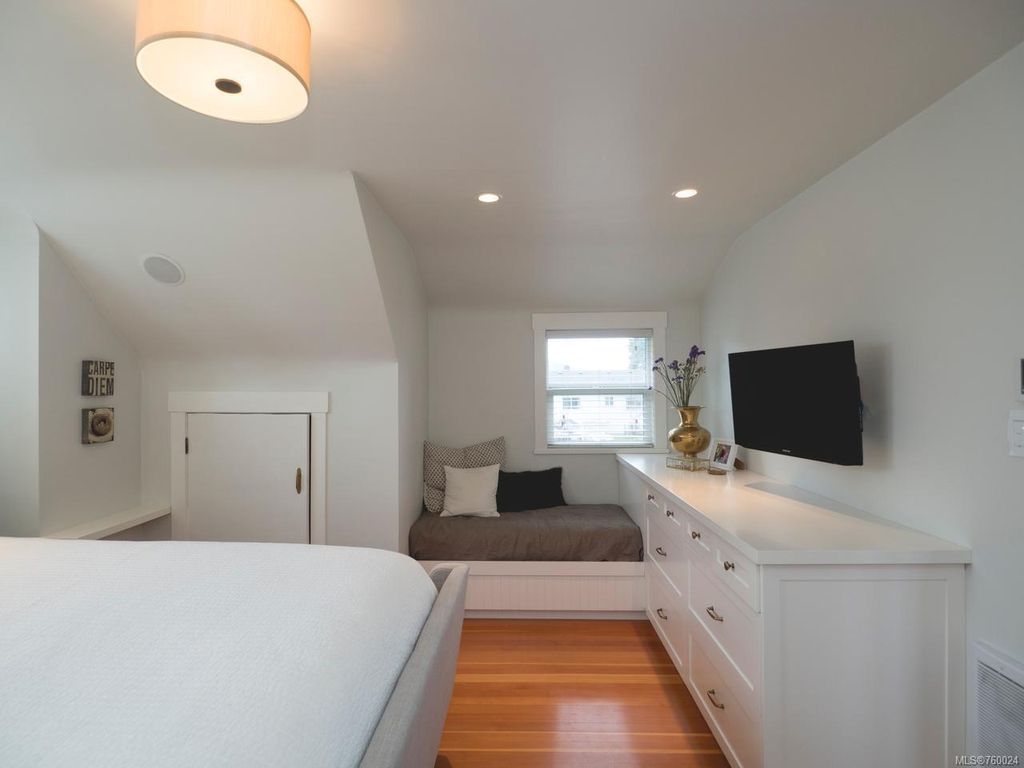 listing image 16041131842737883002