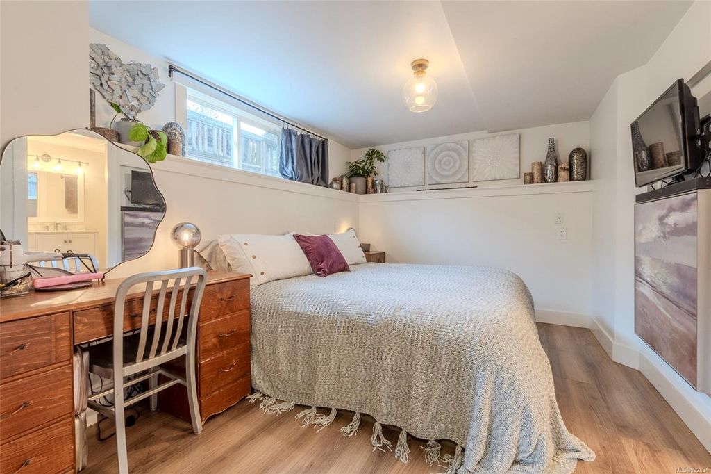 listing image 16048303090987886407