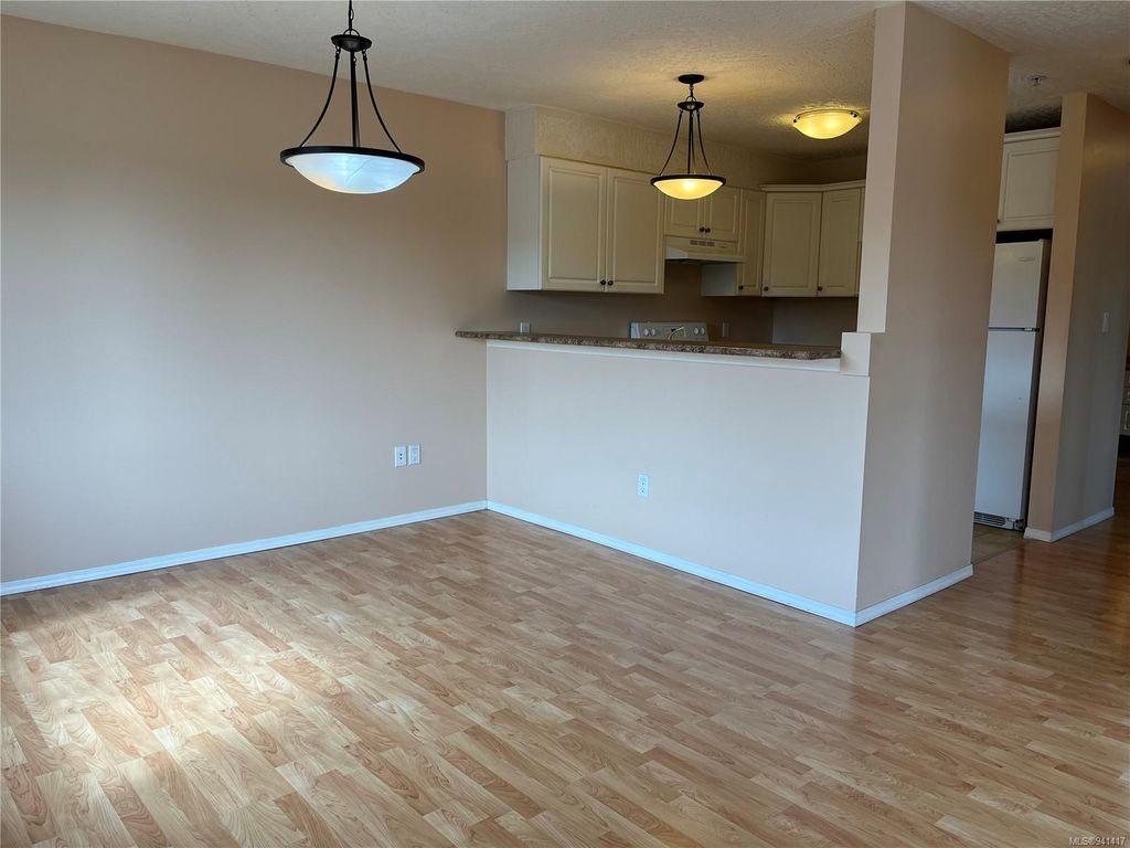 listing image 16048667551253342885