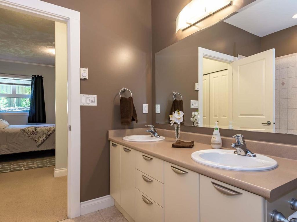 listing image 16049867205906438876
