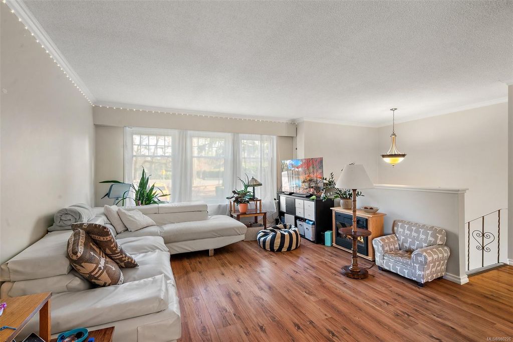 listing image 16045418959543655958