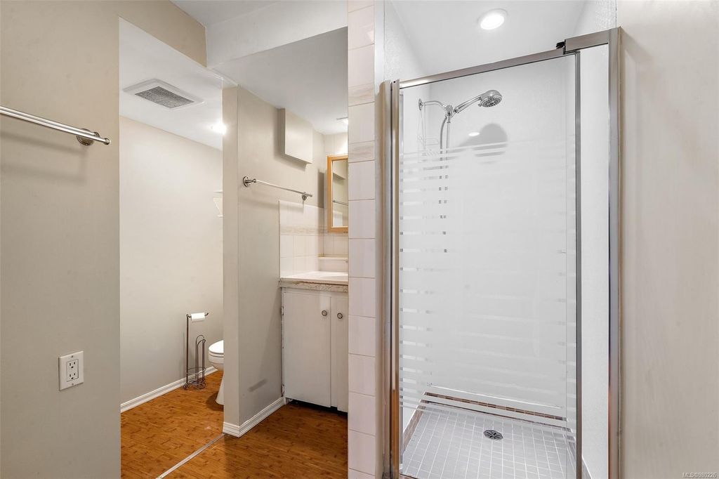 listing image 16049338854360722574