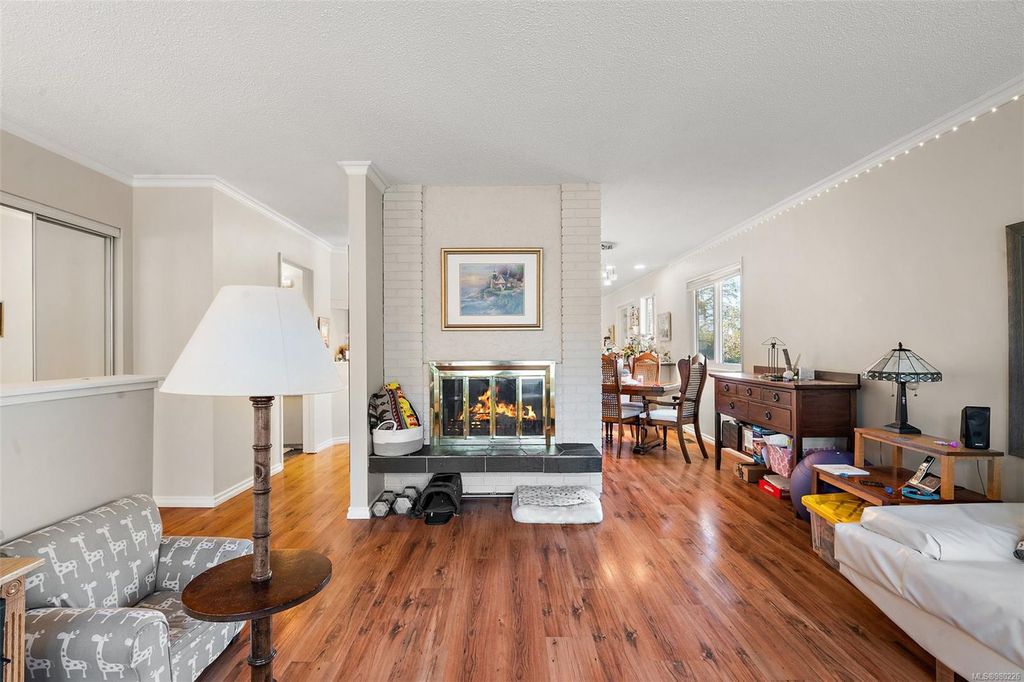 listing image 16047839416328376427