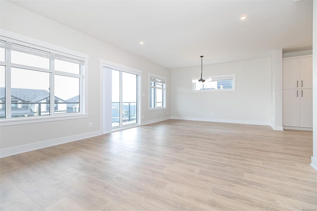 listing image 16046964265586980578