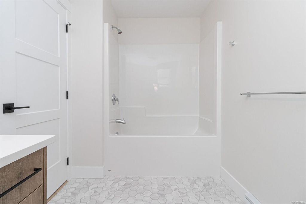 listing image 16049226470853500931