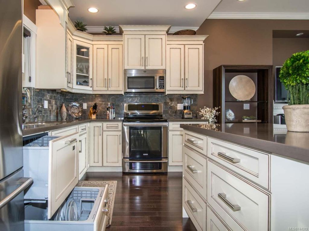 listing image 16042728286424635403