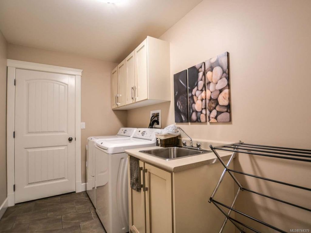 listing image 16044901277160571237