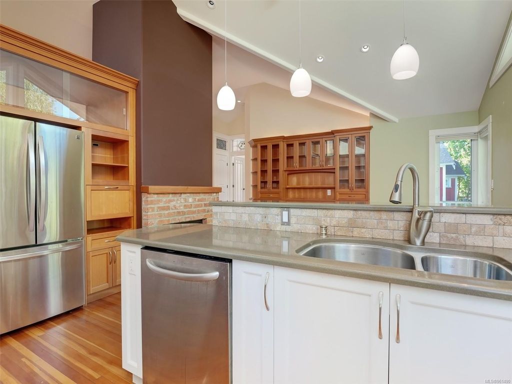 listing image 16043110949670043567