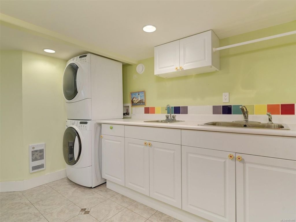 listing image 16041198854349048450